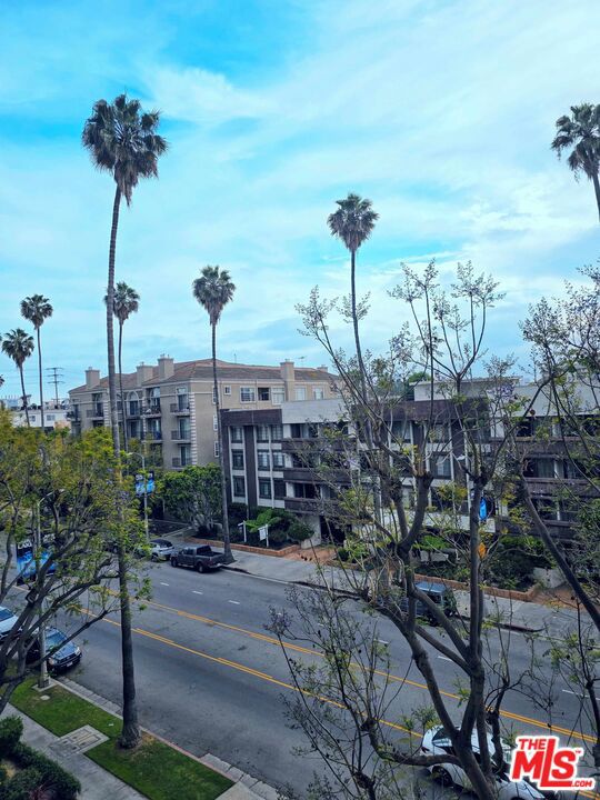 100 S Doheny Drive, Los Angeles CA: https://media.crmls.org/mediaz/4483f159-84b0-4aa0-a210-a210e037a70c.jpg