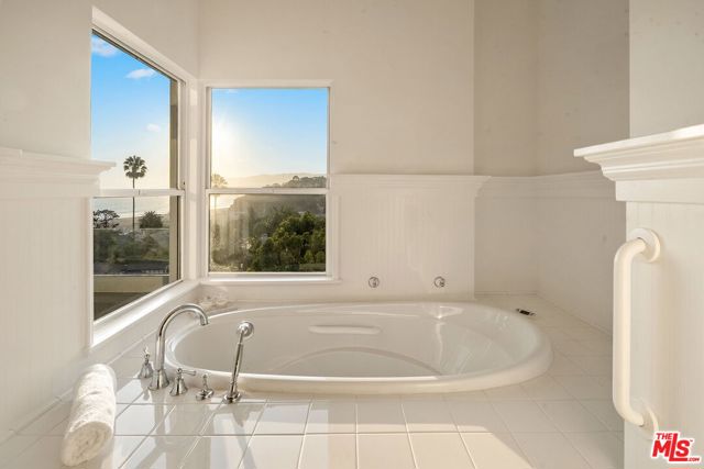143 Ocean Avenue Ext, Santa Monica CA: https://media.crmls.org/mediaz/44842eef-ddf5-4312-869c-6f8b520f12b1.jpg
