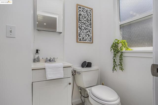 879 45Th St, Oakland CA: https://media.crmls.org/mediaz/44868117-68d0-4cd6-9b01-e224de1ea06a.jpg