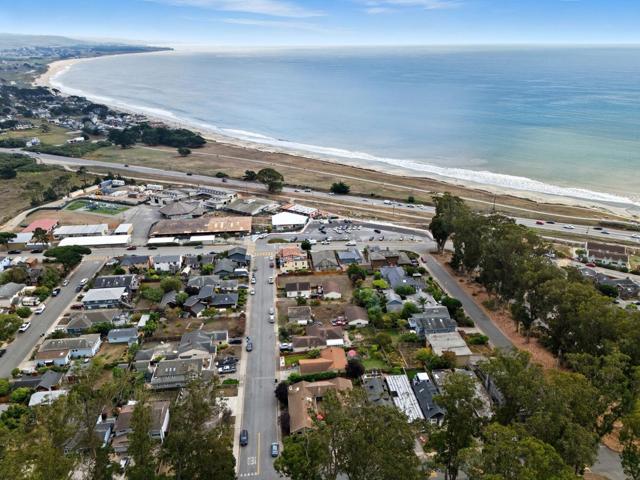 330 Avenue Cabrillo, El Granada CA: https://media.crmls.org/mediaz/44883827-63c4-4ae8-9781-e282eb21d700.jpg