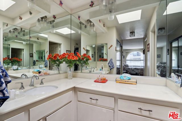 21620 Burbank Boulevard, Woodland Hills CA: https://media.crmls.org/mediaz/44883aa3-8d62-481e-ad3c-f9cd65cedc9f.jpg