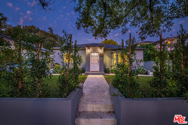 4370 Beck Avenue, Studio City CA: https://media.crmls.org/mediaz/44884f07-b988-4290-ae87-d87718810d29.jpg