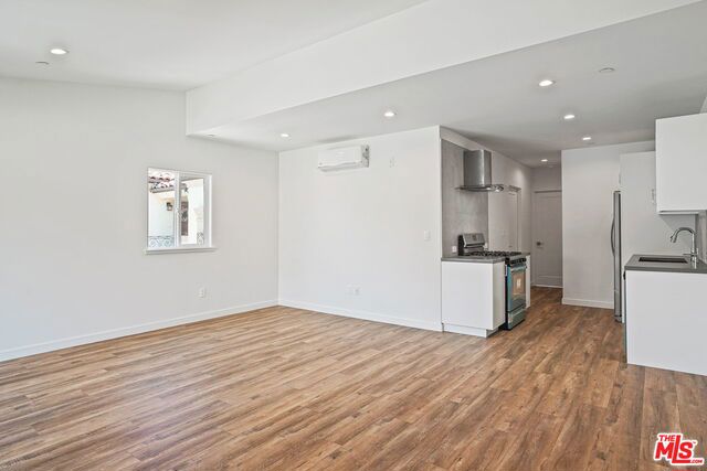 1166 S Cochran Avenue, Los Angeles CA: https://media.crmls.org/mediaz/44888d08-27ff-42a5-9796-1cbfce330f64.jpg