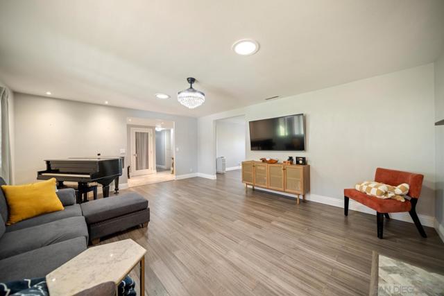 1654 Palomino Ln, Escondido CA: https://media.crmls.org/mediaz/44895e98-4769-4fb7-bcd8-a6cf504cd8f7.jpg