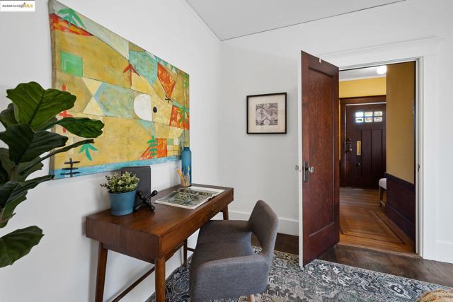 393 43Rd St, Oakland CA: https://media.crmls.org/mediaz/44897960-dc20-4290-b97b-20adb80d8dcb.jpg