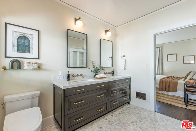 601 S Hudson Avenue, Pasadena CA: https://media.crmls.org/mediaz/4489f1a4-d1fe-4933-86d5-b83ca6a69e27.jpg