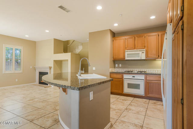 3327 Shadetree Way, Camarillo CA: https://media.crmls.org/mediaz/448aaa4d-b511-41e5-b779-b638fbeb8509.jpg