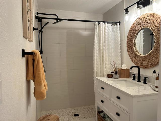 3275 Maezel Ln, Carlsbad CA: https://media.crmls.org/mediaz/448b4296-1e84-4258-b541-cd1aaf6b85fb.jpg