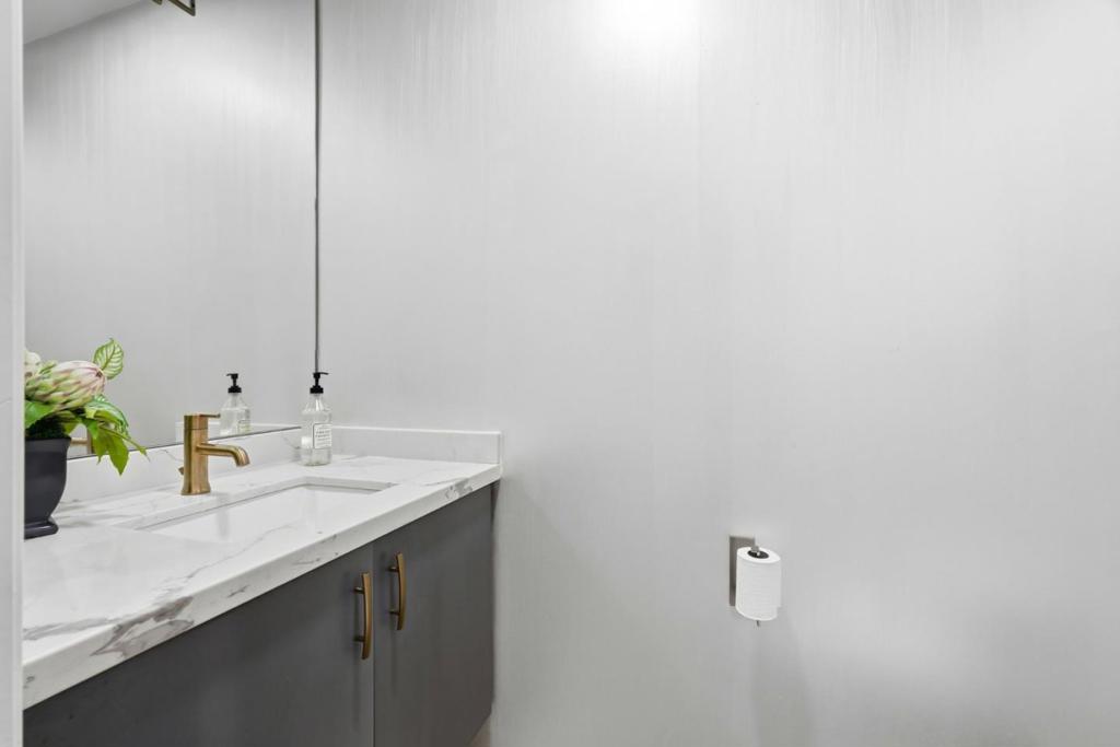 https://media.crmls.org/mediaz/448b5e84-7863-44eb-8956-6412b185e00d.jpg?preset=X-Large