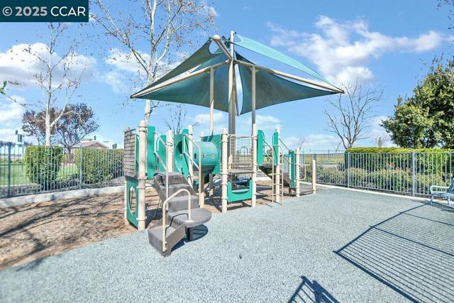 1410 Big Redwood Dr, Oakley CA: https://media.crmls.org/mediaz/448b769a-4630-483f-8200-e2a6a18c0f6c.jpg