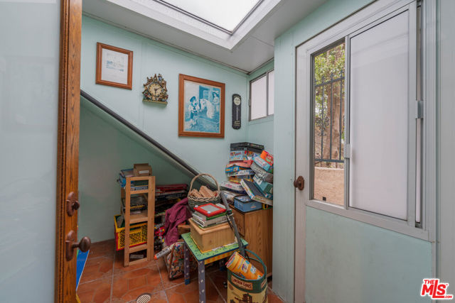 1242 Angelo Drive, Beverly Hills CA: https://media.crmls.org/mediaz/448bbb07-6e43-4a6c-9477-3bfad1a9072c.jpg