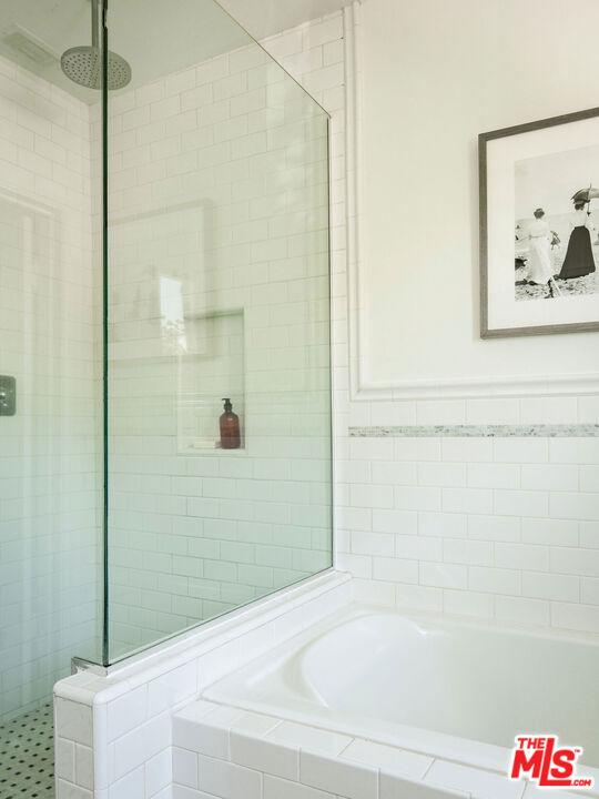 131 S Arden Boulevard, Los Angeles CA: https://media.crmls.org/mediaz/448c721d-37cf-483d-8388-2587bf1b79fb.jpg