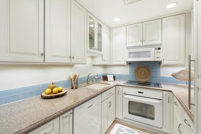 939 Coast Boulevard, La Jolla CA: https://media.crmls.org/mediaz/448cadcc-6f37-41c4-a8fa-09e19e839087.jpg