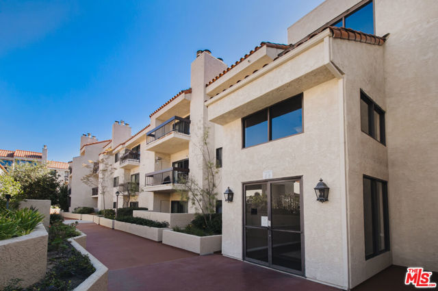 8180 Manitoba Street, Playa del Rey CA: https://media.crmls.org/mediaz/448d4470-45ec-4308-beb9-6b900ccc4cc8.jpg