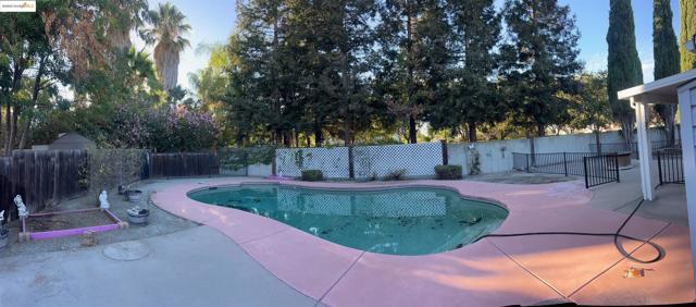 19 LISA COURT, Brentwood CA: https://media.crmls.org/mediaz/448d85a5-0f8f-424a-861a-84a835eac07c.jpg