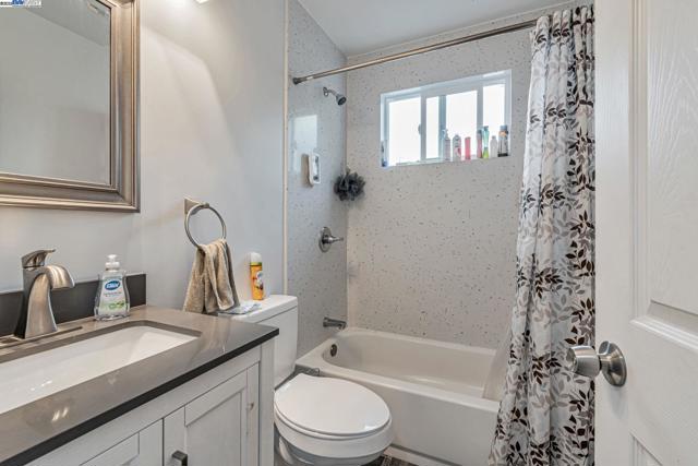 5444 Bancroft, Oakland CA: https://media.crmls.org/mediaz/448da9a7-7d94-4955-9a9b-facc3eba2575.jpg