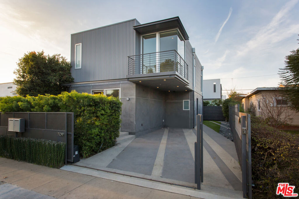 709 Flower Ave
