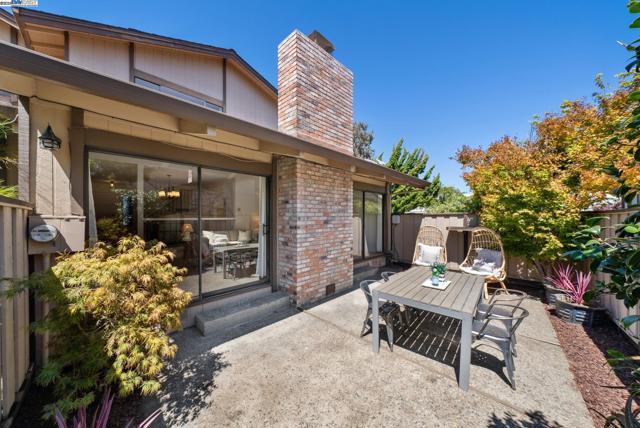 1230 Ballena Blvd, Alameda CA: https://media.crmls.org/mediaz/448e2e8c-6416-4915-a515-bf2b71857a44.jpg