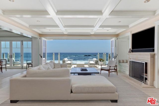119 Malibu Colony Road, Malibu CA: https://media.crmls.org/mediaz/448e8684-1617-4526-8ab9-eaa113278631.jpg