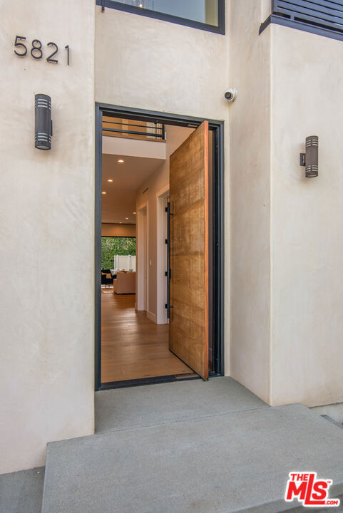 5821 Wilkinson Avenue photo 3