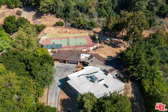 16145 High Valley Place, Encino CA: https://media.crmls.org/mediaz/448f1012-540c-402a-9105-c4f9a24c1f5f.jpg