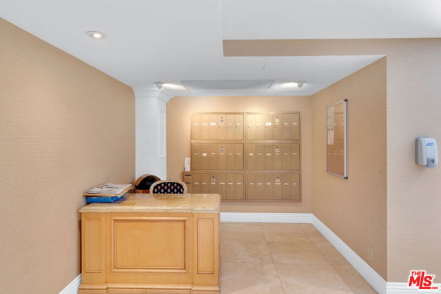 321 N Oakhurst Drive, Beverly Hills CA: https://media.crmls.org/mediaz/44908194-2770-4141-9efd-1900de59eb23.jpg