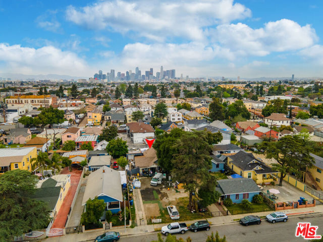679 E 41st Place, Los Angeles CA: https://media.crmls.org/mediaz/4490aa81-c343-4fbb-99e3-8c2e439a5e36.jpg