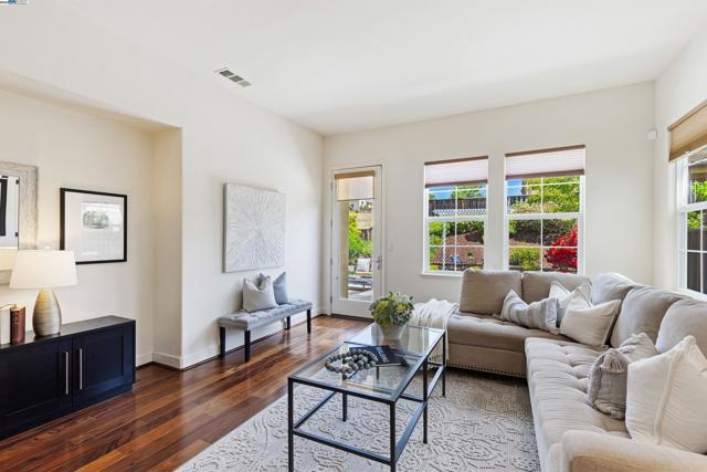 2715 Palatino Ct, Dublin CA: https://media.crmls.org/mediaz/449106cb-5cb6-463b-9e2d-39976aad7182.jpg