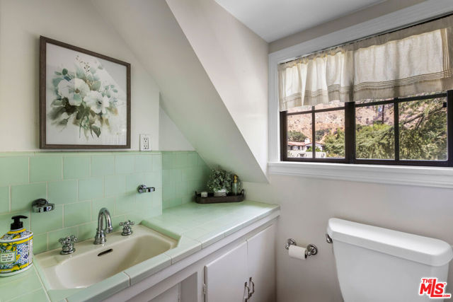 2555 N Altadena Drive, Altadena CA: https://media.crmls.org/mediaz/44929e72-81fd-4385-8ff8-a23888e8d368.jpg