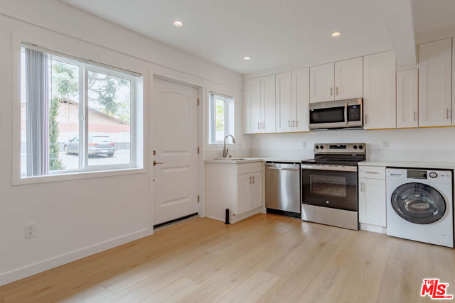 321 Lincoln Avenue, Glendale CA: https://media.crmls.org/mediaz/449308f7-aeb9-475c-ae53-5ad71113e22f.jpg