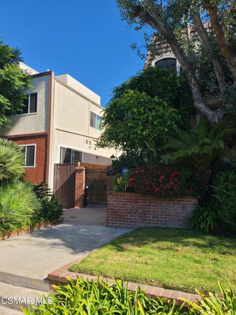 933 21st Street, Santa Monica CA: https://media.crmls.org/mediaz/4493bfe2-d569-4e98-9ed8-1c1c2d73e71f.jpg