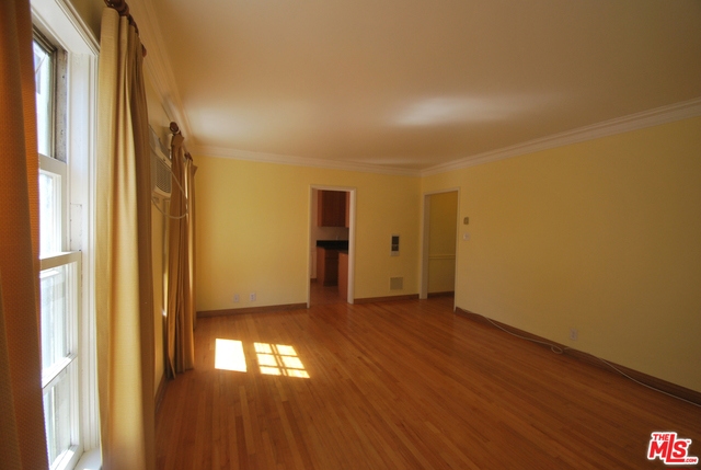 325 PALM Drive, Beverly Hills CA: https://media.crmls.org/mediaz/44955b41-1192-4449-8fb0-56fe09301f29.jpg