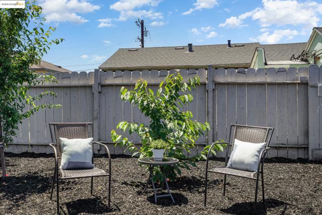 278 Cairo Rd, Oakland CA: https://media.crmls.org/mediaz/4495a8a9-221c-49fb-b9bb-da1eaf6c188d.jpg