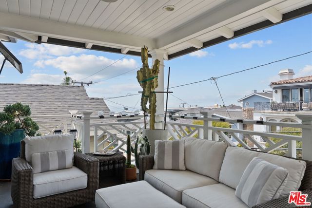 636 12th Street, Manhattan Beach CA: https://media.crmls.org/mediaz/4495bca8-2909-416e-a8ac-7c82ccea2d0e.jpg