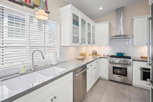 737 G Avenue, Coronado CA: https://media.crmls.org/mediaz/4495d2cc-9f5b-49b5-b697-2ac521762d43.jpg