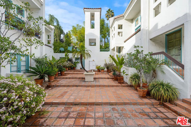 Image 3 for 8562 W West Knoll Dr #10, West Hollywood, CA 90069
