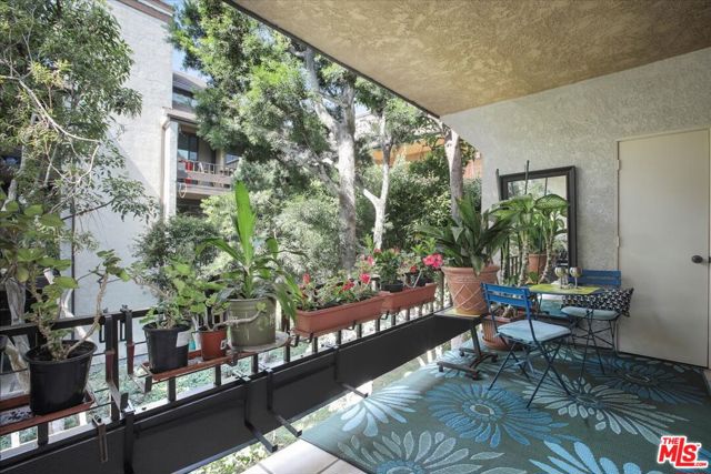 8675 Falmouth Avenue, Playa del Rey CA: https://media.crmls.org/mediaz/4498e057-1f19-4188-a39e-5a18d848984f.jpg