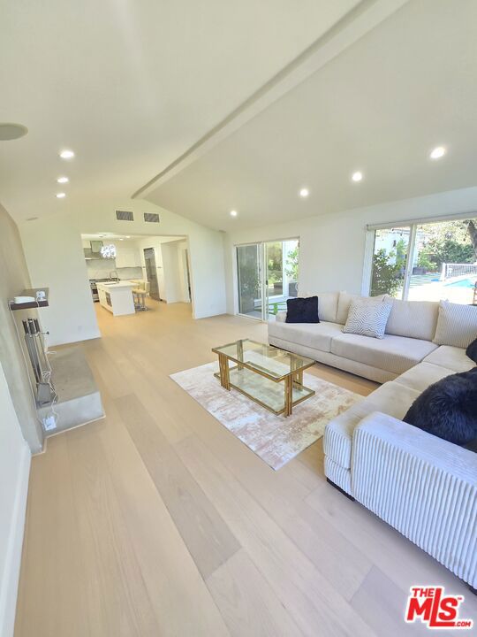 16544 Park Lane Circle, Los Angeles CA: https://media.crmls.org/mediaz/449986c4-1ec1-4e21-a3ed-f5eb756d0630.jpg