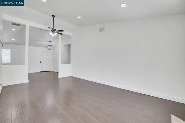 4780 Burgundy Dr, Oakley CA: https://media.crmls.org/mediaz/449a4273-5dd2-477e-8d6b-737c3431931d.jpg