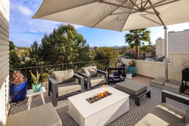7031 Estrella De Mar Road, Carlsbad CA: https://media.crmls.org/mediaz/449a9ad0-7943-41bd-a8c4-0c2822398180.jpg