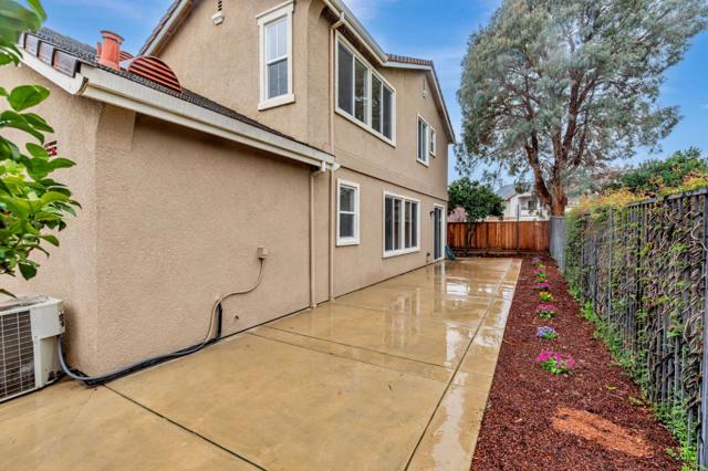 9135 Desiderio Way, Gilroy CA: https://media.crmls.org/mediaz/449ae5e3-3fea-4285-8479-d9729c82760d.jpg