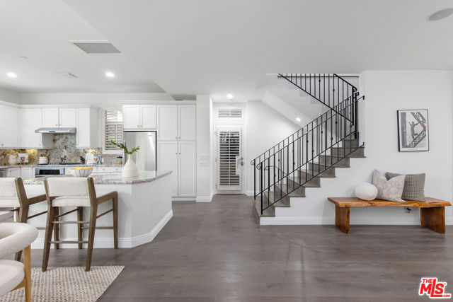 10523 Selkirk Lane, Los Angeles CA: https://media.crmls.org/mediaz/449b739b-f1cd-4278-89e6-8776fc831d05.jpg