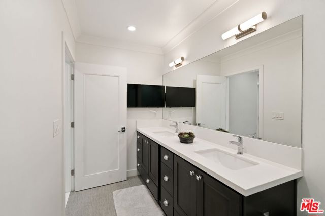 801 Howard Street, Marina del Rey CA: https://media.crmls.org/mediaz/449bf07a-bd57-44f8-ac06-6e1fc42538fa.jpg