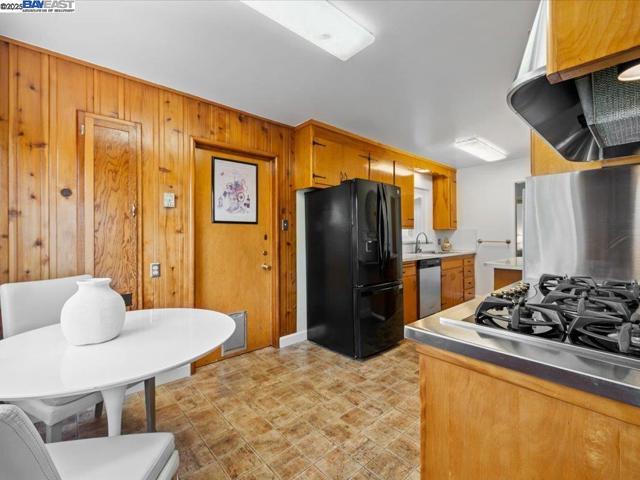 4311 Circle Ave, Castro Valley CA: https://media.crmls.org/mediaz/449ccb4c-3d6b-4853-895c-94d6d2dffe1a.jpg