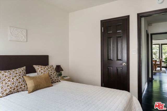 4189 Holly Knoll Drive, Los Angeles CA: https://media.crmls.org/mediaz/449de003-961e-4afb-b285-d58dcb9272cd.jpg