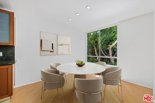 429 N Oakhurst Drive, Beverly Hills CA: https://media.crmls.org/mediaz/449e0725-d884-4fcb-8773-ece1f45e4271.jpg