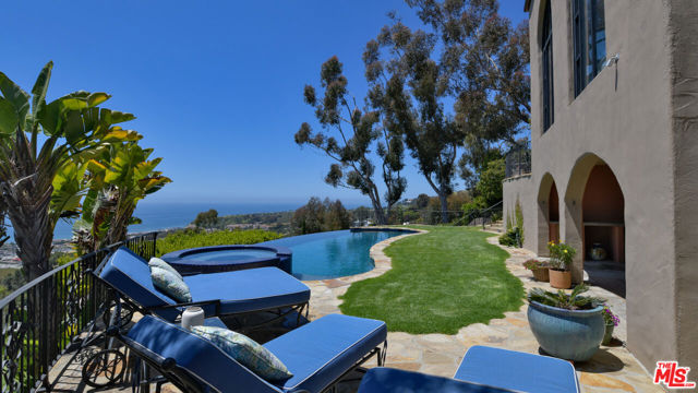 23806 Malibu Crest Drive, Malibu CA: https://media.crmls.org/mediaz/449ef975-8c73-4569-8290-6abfe8e71c06.jpg