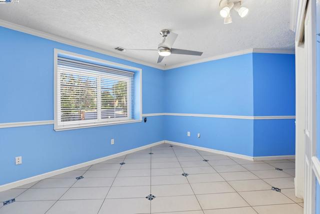 4470 Rolling Oaks Dr, Granite Bay CA: https://media.crmls.org/mediaz/449f1718-6637-4eab-8035-c43f0cd56659.jpg