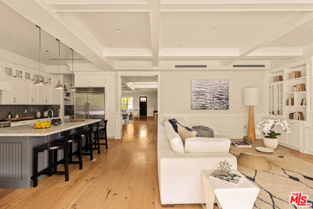 15123 Camarillo Street photo 3