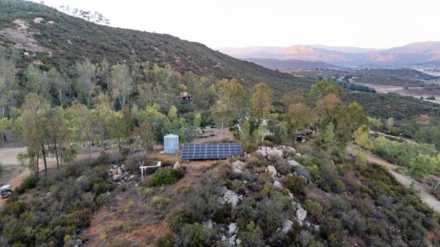 23898 Crown Hill Ln, Escondido CA: https://media.crmls.org/mediaz/44a06bde-3d32-4e34-a7b1-2ca918c1696d.jpg